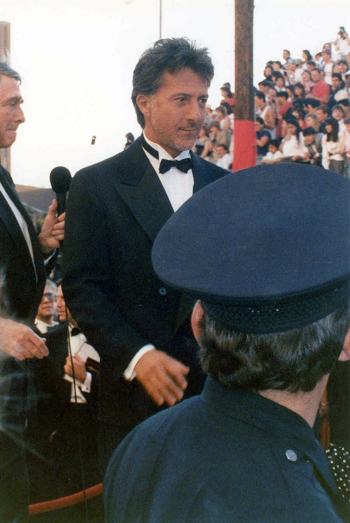 Dustin Hoffman in a tuxedo on the red carpet at the 1989 Academy Awards